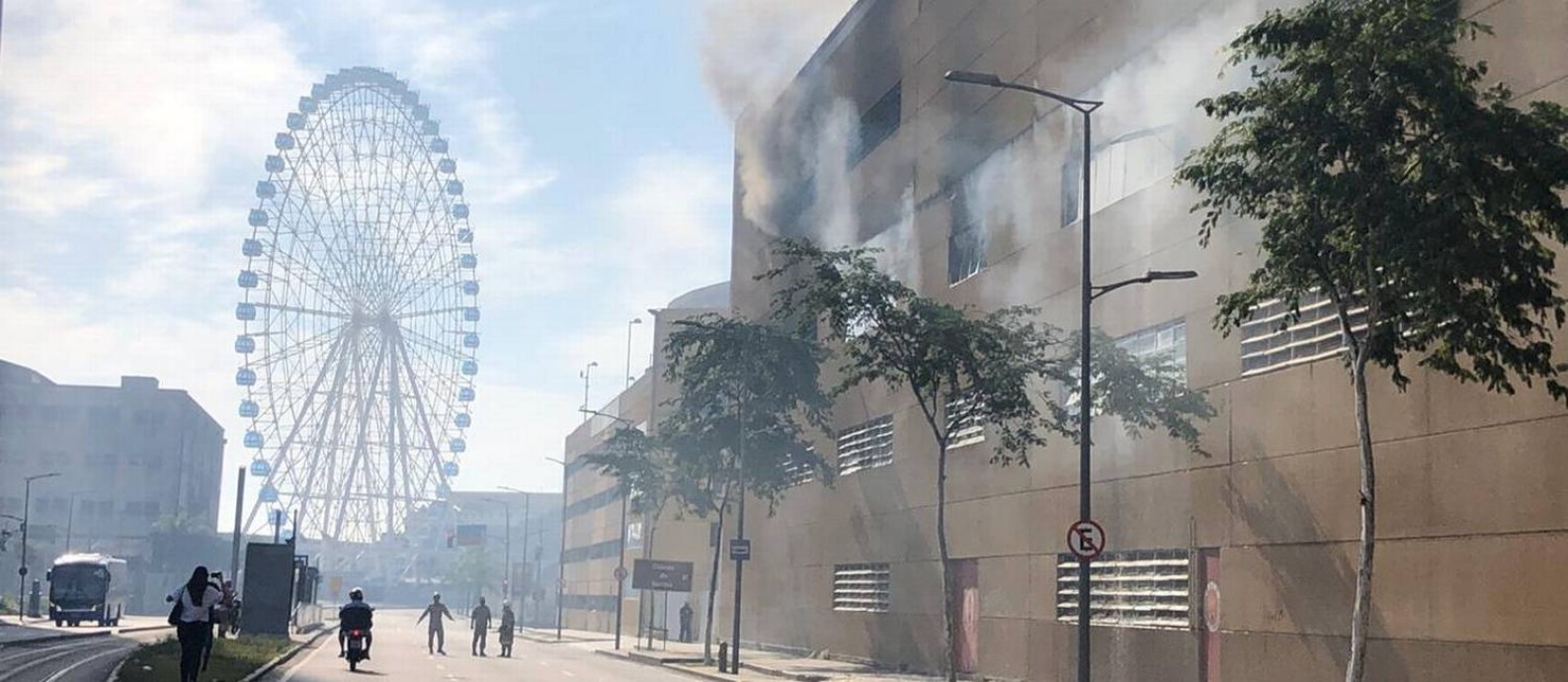 Incêndio atinge galpão da Viradouro na Cidade do Samba Foto: Marcia Foletto / Agência O Globo