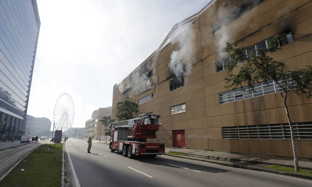 Incêndio atinge galpão da Viradouro, a campeã do carnaval, na Cidade do Samba, na manhã desta quinta-feira Foto: Marcia Foletto / Agência O Globo