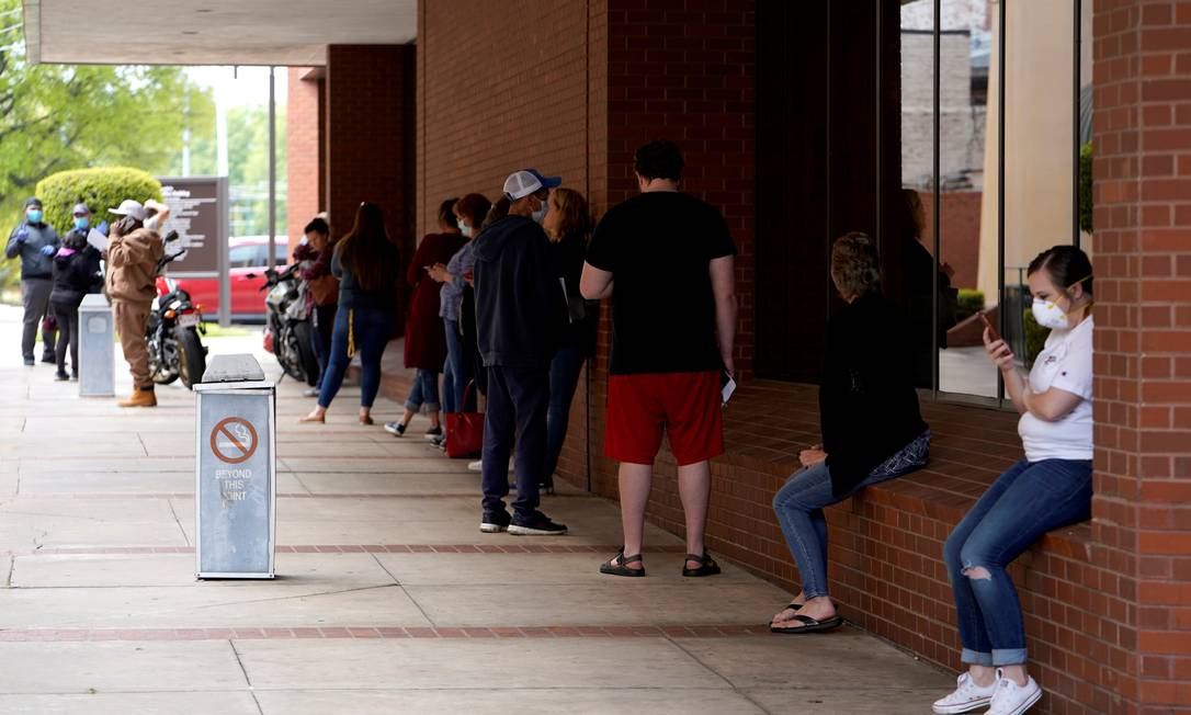 Trabalhadores americanos foram fila para solicitar o seguro-desemprego no Centro de Força de Trabalho de Fort Smith, no estado de Arkansas Foto: Nick Oxford / Reuters