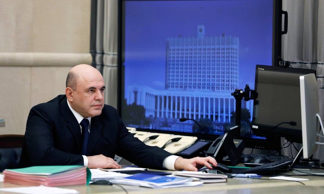 Premier russo, Mikhail Mishustin, durante videoconferência com integrantes do governo nesta quinta-feira Foto: SPUTNIK / via REUTERS