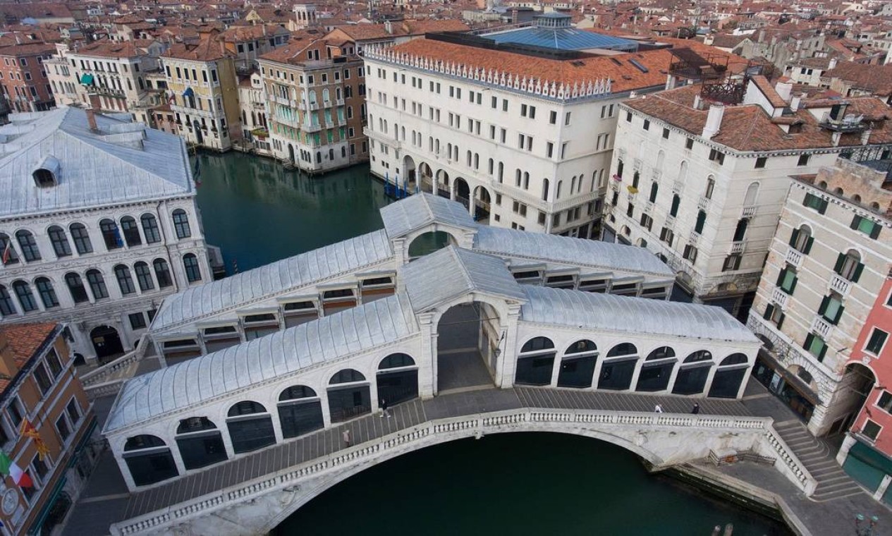 Vista aérea da Ponte Rialto, um dos cartões-postais mais conhecidos de Veneza, completamente vazia durante a quarentena Foto: Marco Sabadin / AFP