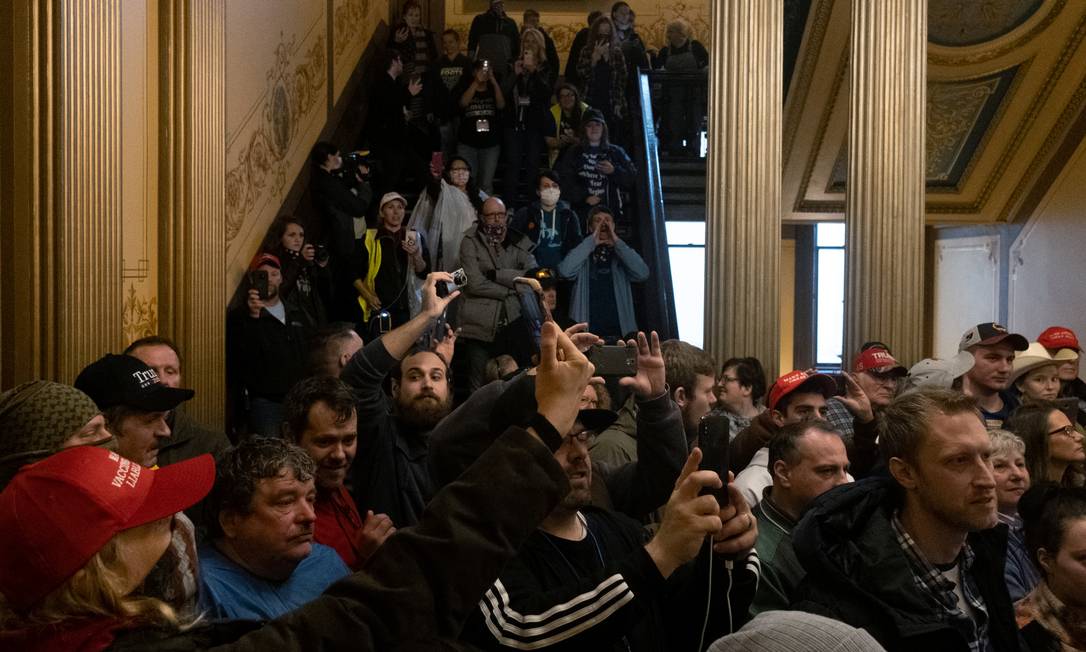 Manifestantes contra o isolamento social, parte deles armada, protestam na Assembleia estadual de Michigan, onde quarentena foi prorrogada até 15 de maio Foto: SETH HERALD / REUTERS
