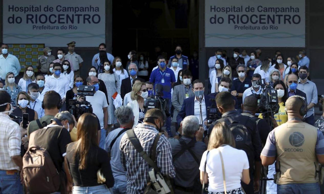 O prefeito Marcello Crivella durante coletiva de imprensa na inauguração do hospital de campanha do RioCentro Foto: Fabiano Rocha / Agência O Globo