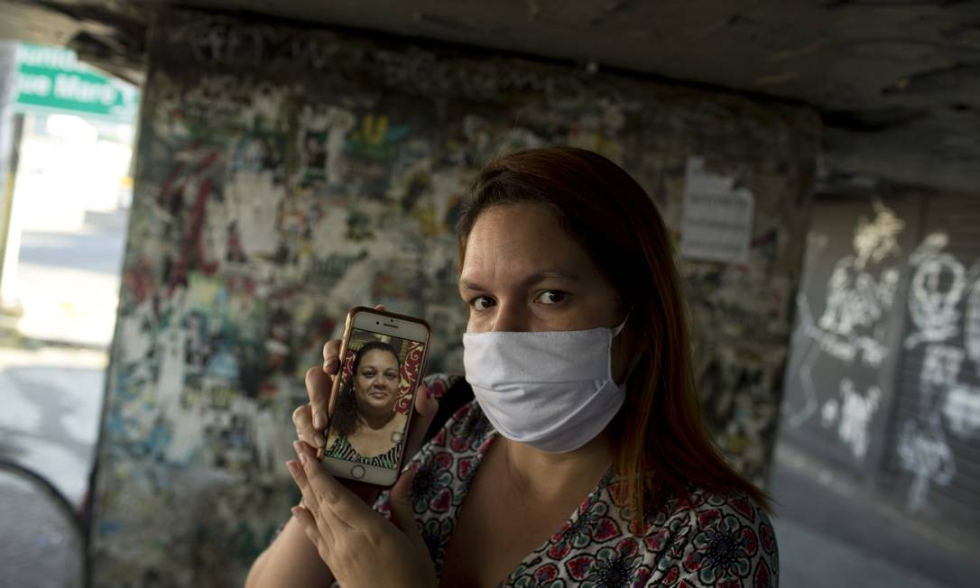 Tainá de Lima da Silva perdeu a mãe Verônica, aos 44 anos, com suspeita de Covid Foto: Márcia Foletto / Agência O Globo
