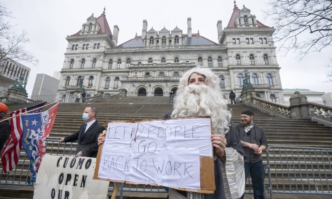 Manifestantes se reúnem para pedir a reabertura do estado de Nova York fora do Capitólio de Nova York, em Albany Foto: Stefani Reynolds / AFP