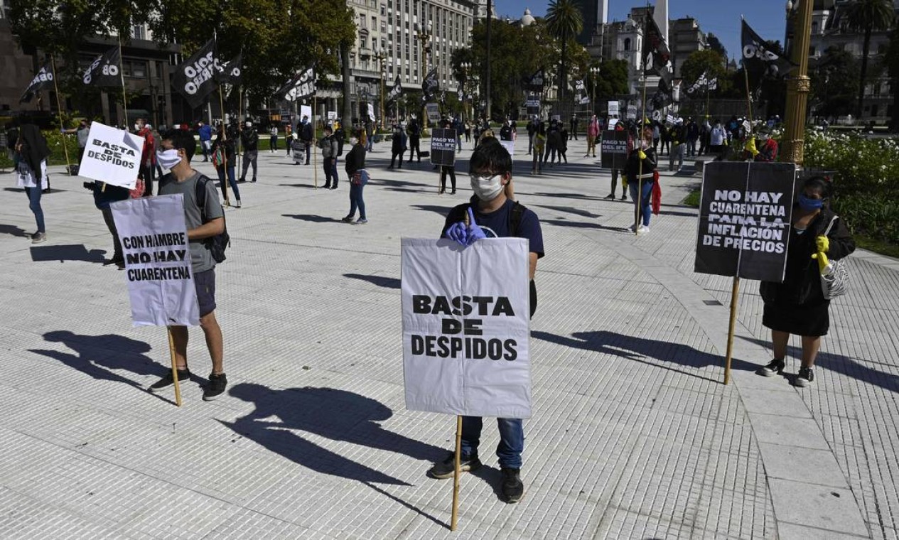 Membros da organização social Polo Obrero protestam na praça Plaza de Mayo segurando bandeiras durante uma manifestação n primeiro de maio em Buenos Aires, Argentina Foto: JUAN MABROMATA / AFP