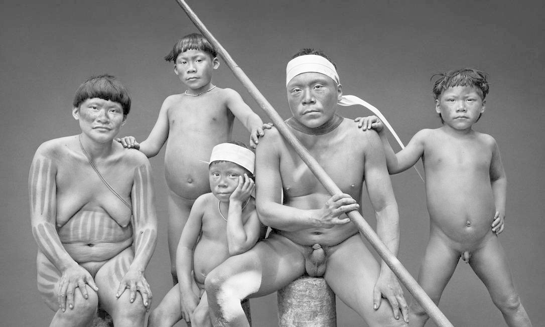 Índios da etnia korubo no Vale do Javari, na Amazônia, em registro de Sebastião Salgado Foto: Sebastião Salgado