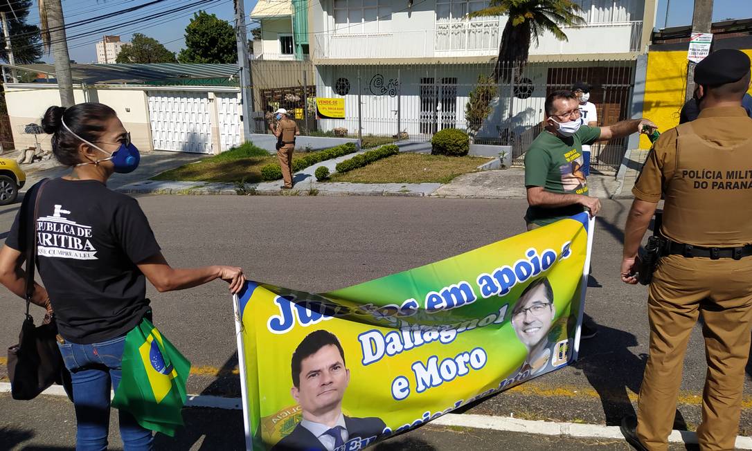 Manifestantes em apoio ao ex-ministro Sergio Moro na porta da Polícia Federal em Curitiba Foto: Andrea Torrente / Agência O Globo