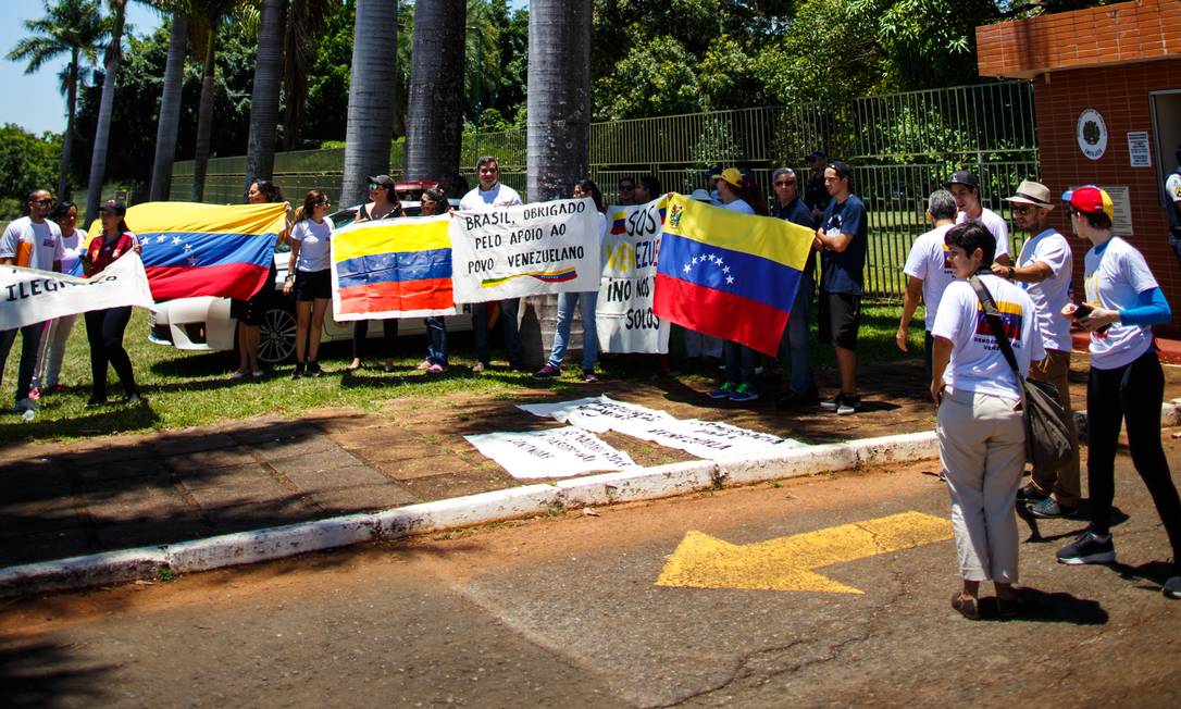 Venezuelanos fazem protesto em frente a embaixada do pais, em Brasilia, em janeiro de 2019 Foto: Daniel Marenco / Agência O Globo