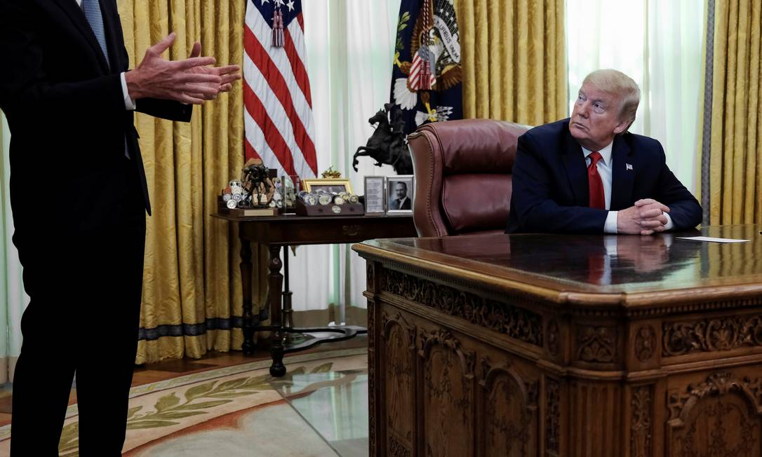 Donald Trump durante reunião no Salão Oval, no dia 1º de maio Foto: CARLOS BARRIA / REUTERS