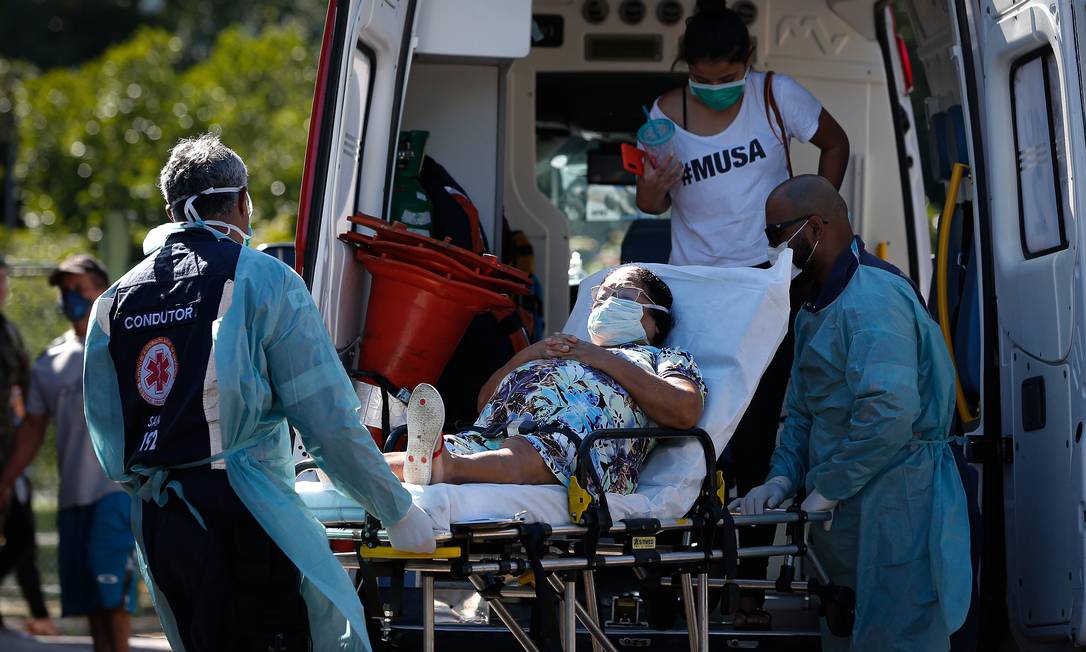 Paciente com sintomas da Covid-19 é levada para uma ambulância em Brasília Foto: Pablo Jacob / Agência O Globo