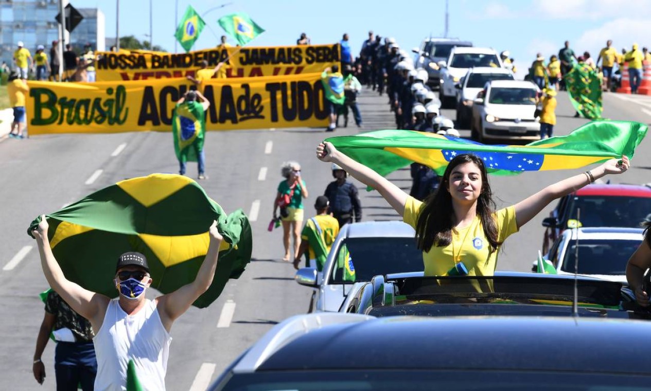 Apoiadores de Bolsonaro participam de nova manifestação em meio ao surto de coronavírus para mostrar seu apoio ao presidente, em Brasília Foto: EVARISTO SA / AFP