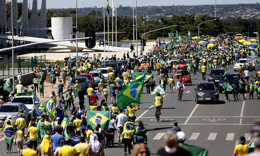 Em plena pandemia de Covid-19, centenas de apoiadores de Bolsonaro se aglomeram durante ato Foto: Jorge William / Agência O Globo
