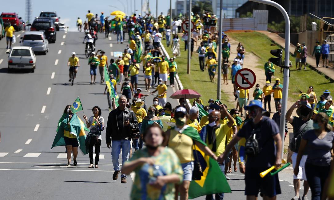 Manifestantes participaram de ato a favor do presidente Jair Bolsoinaro em Brasília: houve registros de agressões a jornalistas Foto: Jorge William / Agência O Globo