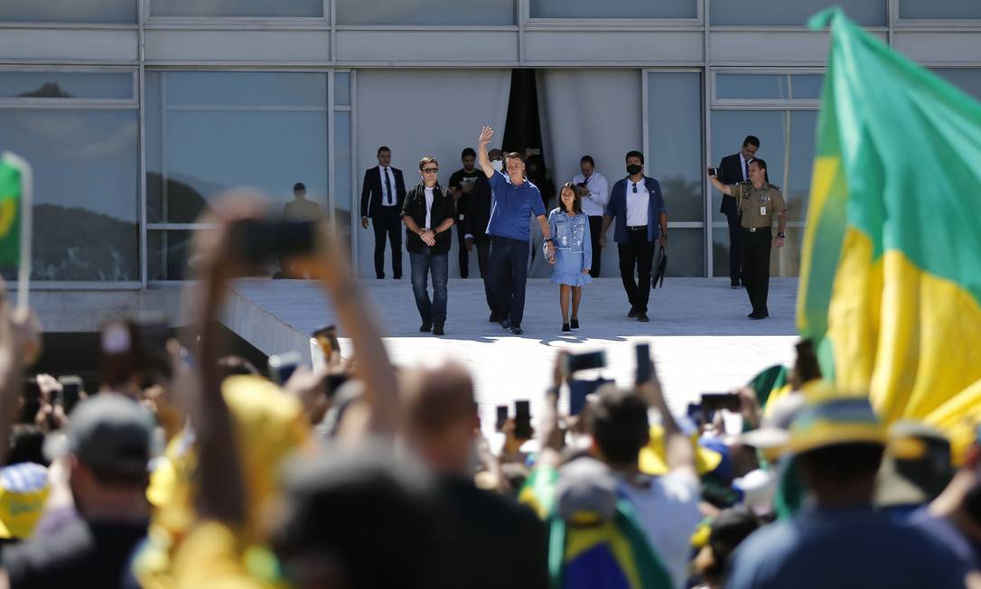 On the ramp of the Planalto Palace, President Jair Bolsonaro, accompanied by his daughter Laura, signals to the protesters participating in an anti-democratic demonstration in Brasilia, emmaio.  The president even hugged a child on the ramp.  He did not get closer to the fans because of the two security bars that were installed Photo: Jorge William / Agência O Globo - 03/05/2020