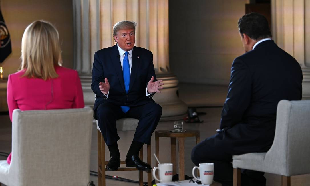 Trump durante entrevista virtual à Fox News no Lincoln Memorial Foto: JIM WATSON / AFP