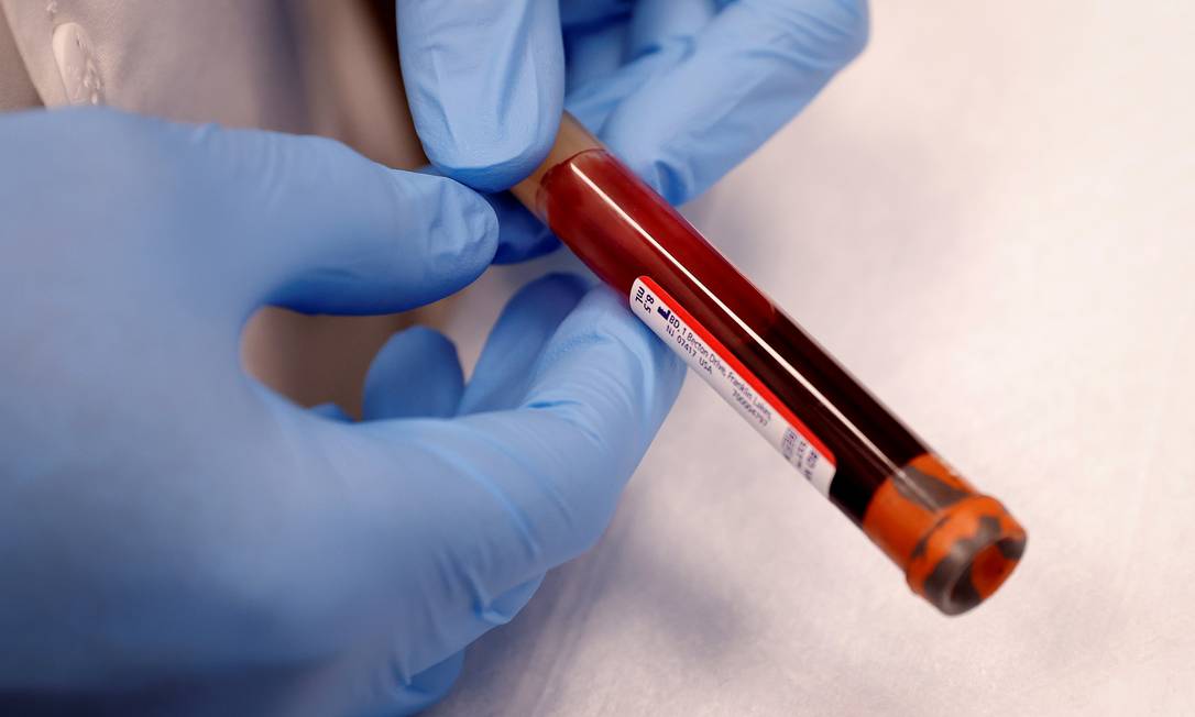 Nos EUA, empresa vende sangue para laboratórios e fabricantes de testes a preços exorbitantes Foto: MIKE SEGAR / REUTERS