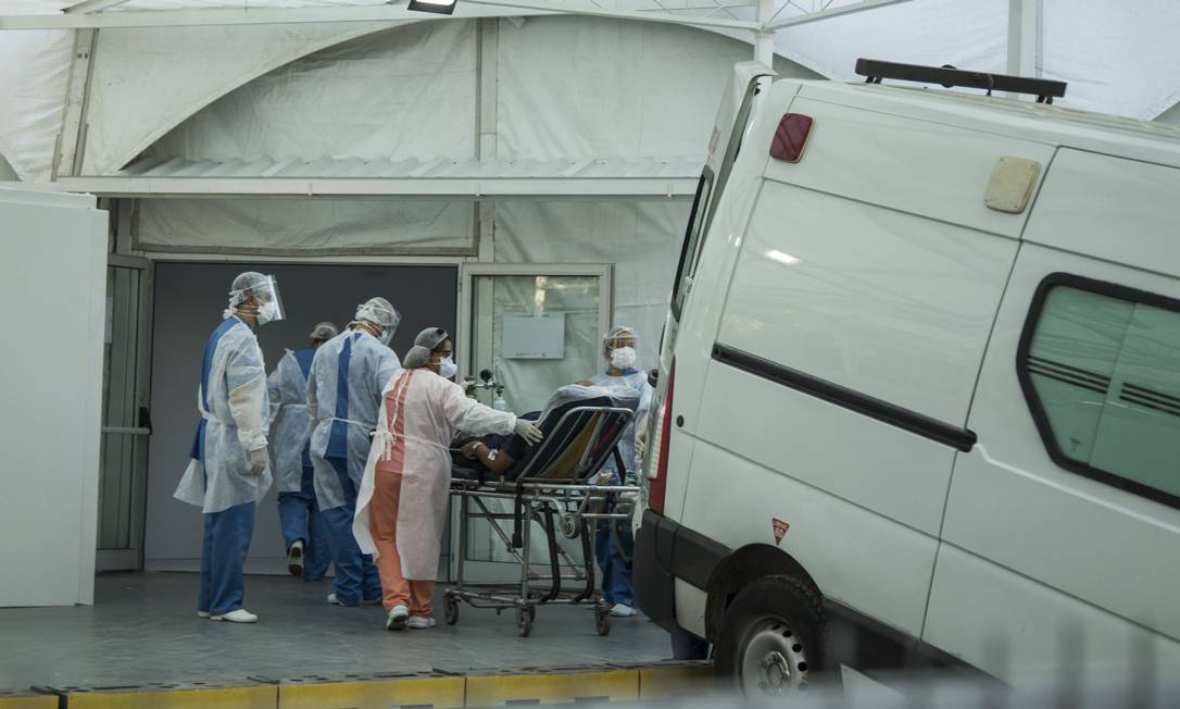Paciente chega de maca para ser internado no hospital de campanha do Leblon Foto: Guito Moreto / Agência O Globo