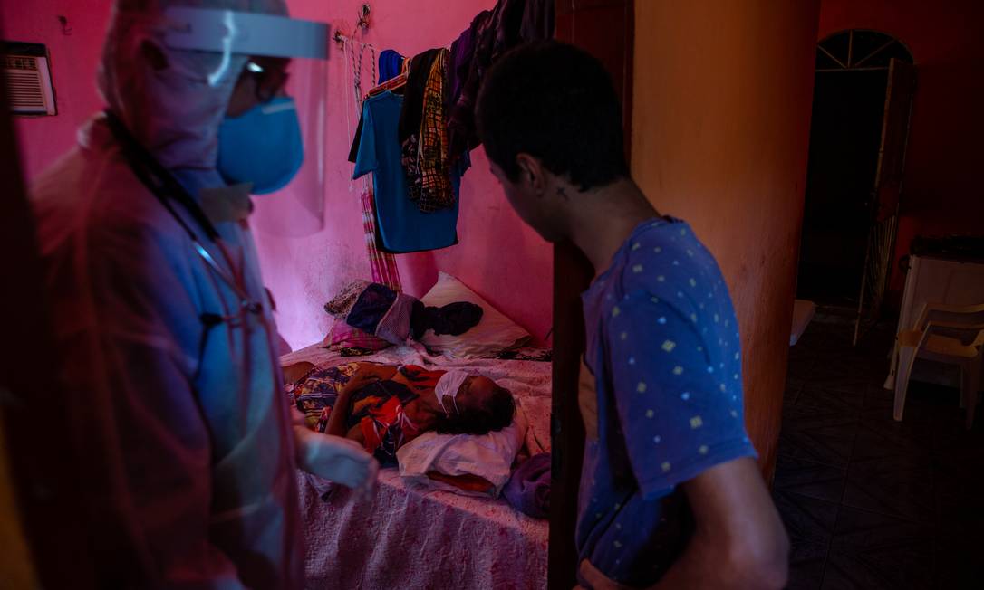 Apenas no mês de abril, mais de 2 mil pessoas morreram em Manaus Foto: Yan Boechat