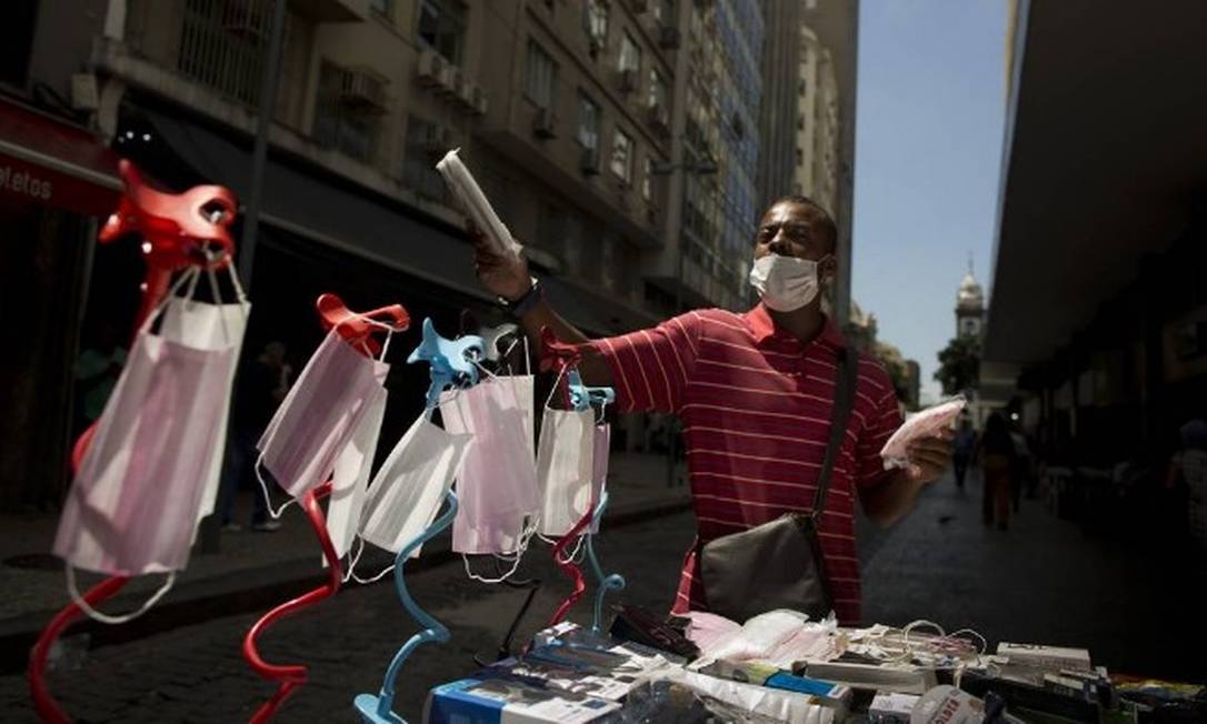 Camelô vendendo máscaras nas ruas do Rio no início da epidemia de coronavírus na cidade Foto: Márcia Foletto