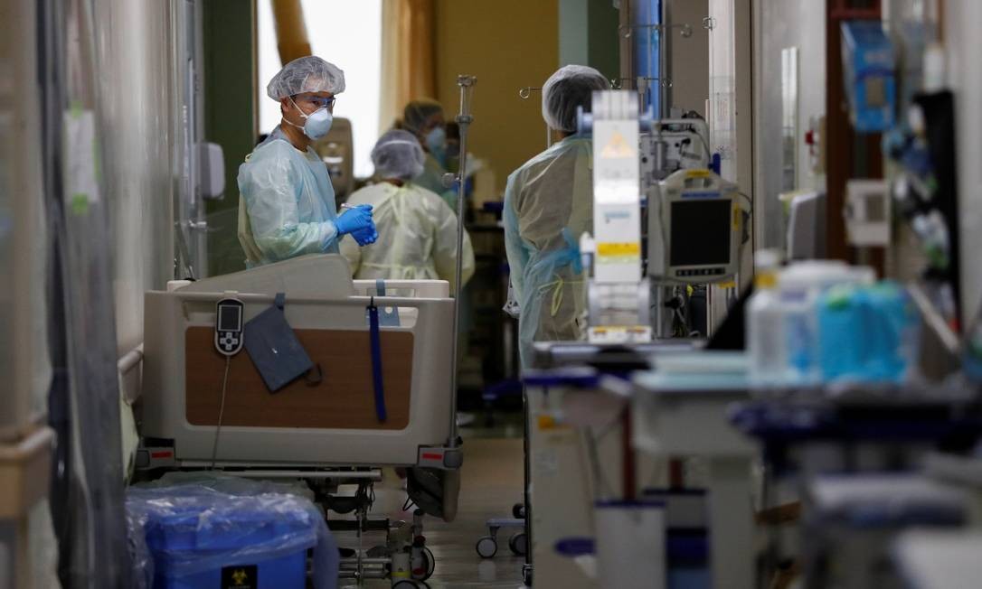 Funcionários da saúde trabalham na UTI do Hospital da Universidade Médica Santa Mariana, em Kawasaki, no Japão Foto: ISSEI KATO / REUTERS