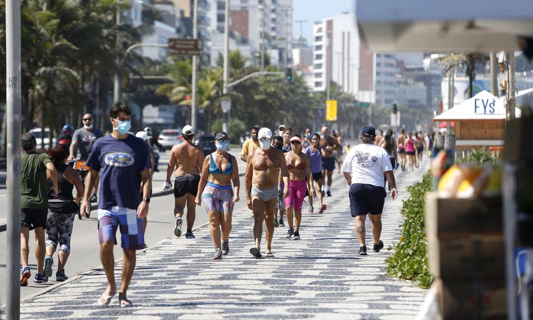 No fim de abril, cariocas desrespeitam isolamento social e praticam esportes em dia de sol na Praia de Ipanema, no Rio Foto: Fábio Rossi / Agência O Globo