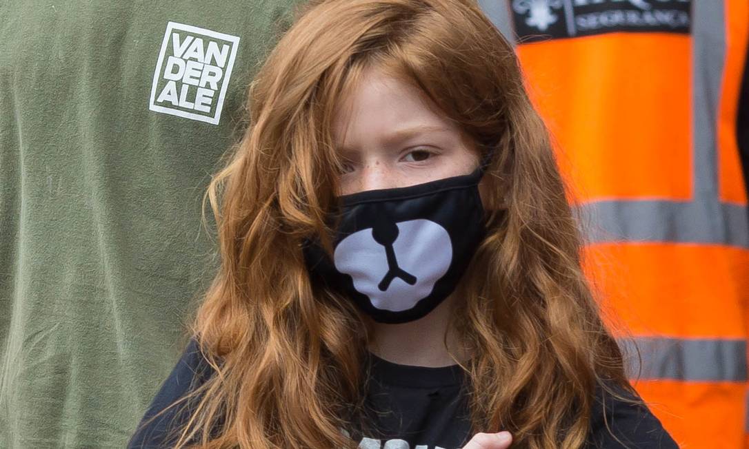 Criança usa máscara para se proteger contra o vírus Foto: Edilson Dantas / Agência O Globo