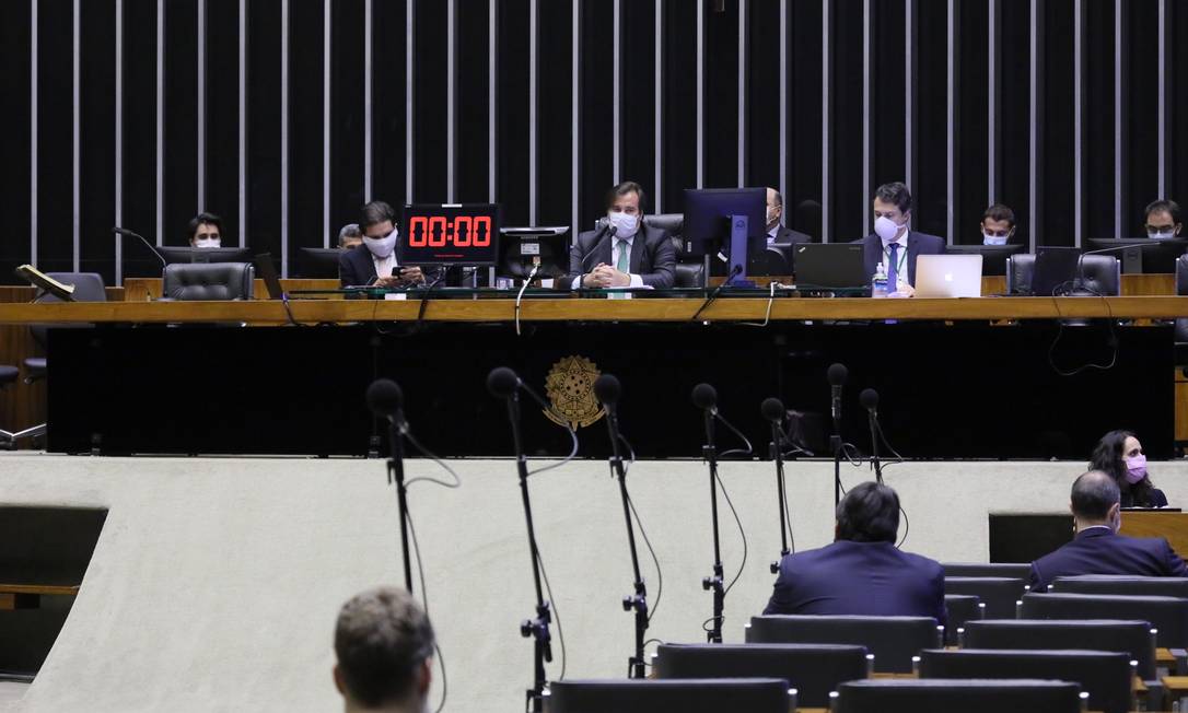 O texto prevê repasse de recursos e suspensão de pagamento de dívidas Foto: Agência O Globo