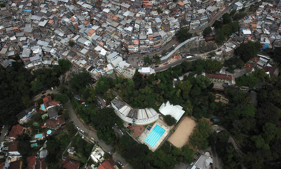 A desiguldade das mansões, no bairro da Gávea, com o amontoado de casas da Rocinha Foto: Custódio Coimbra / Agência O Globo