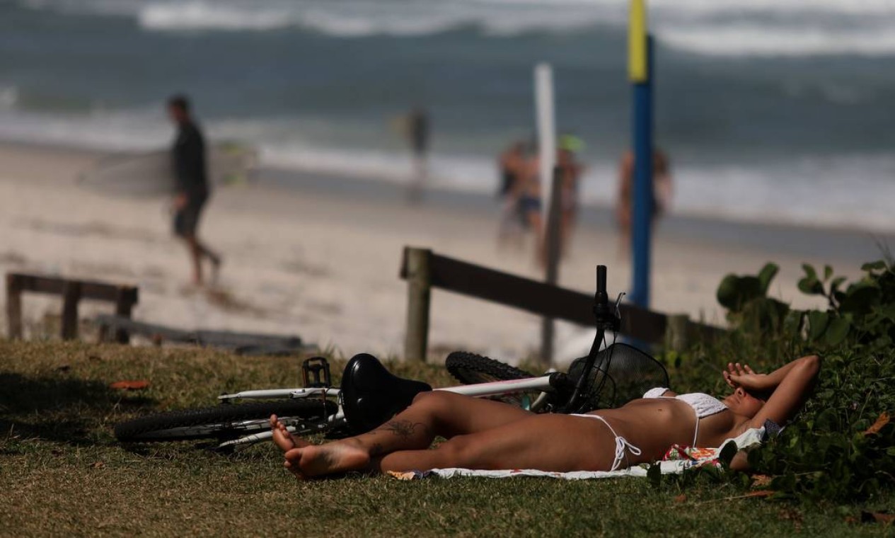 Banho de sol na Praia da Barra da Tijuca, Zona Oeste do Rio, nesta terça-feira de sol. Movimentação na orla mostra que quarentena não vem sendo cumprida por grande parte da população Foto: FABIO MOTTA / Agência O Globo