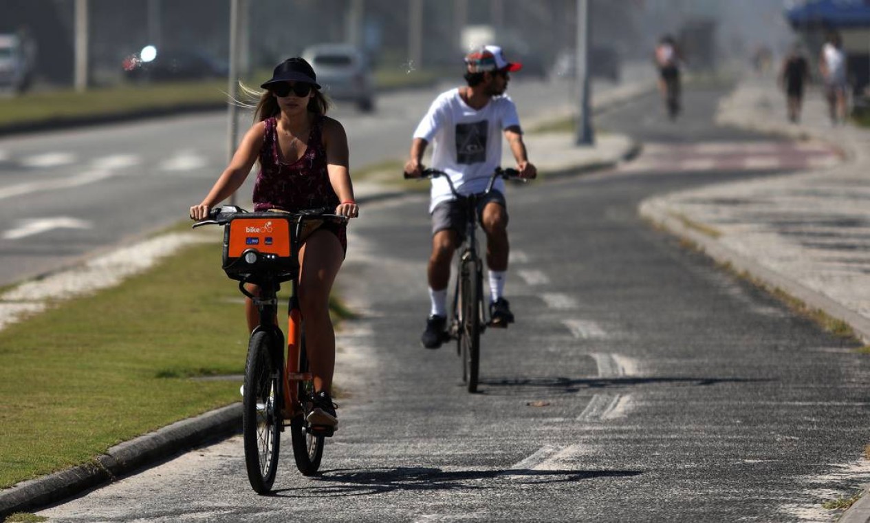 Ciclistas pedalam na orla da Barra da Tijuca. Grupo de especialistas elaborou um documento sugerindo lockdown no Rio Foto: FABIO MOTTA / Agência O Globo