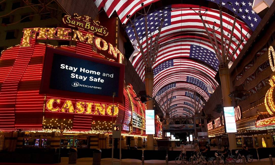 Bandeiras americanas em Las Vegas em frente ao hotel Fremont fechado: desemprego. Foto: Ethan Miller / AFP