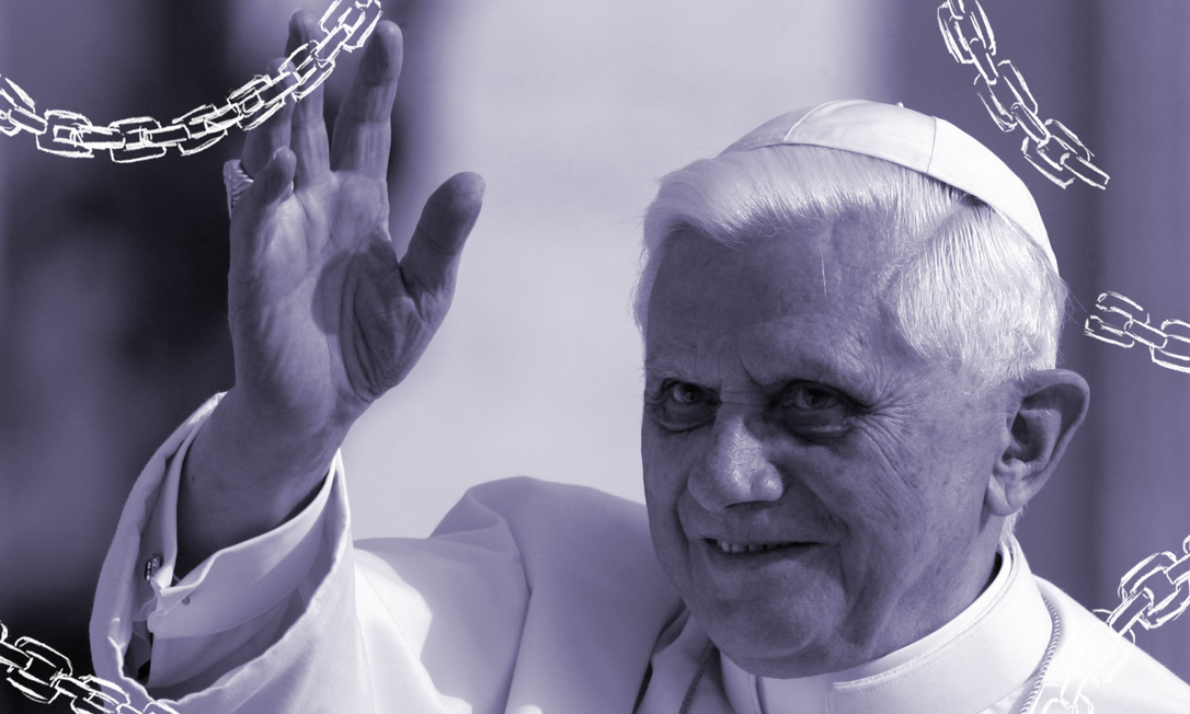 Em foto de 2005, o Papa Bento XVI saúda fiéis na Praça de São Pedro. Uma biografia autorizada escancara as posições ultraconservadoras do agora Papa Emérito em relação ao casamento de pessoas do mesmo sexo e ao aborto Foto: GIULIO NAPOLITANO/AFP
