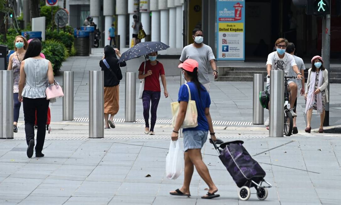 Na popular Orchard Road, em Cingapura, população usa máscaras para se proteger da Covid-19 Foto: ROSLAN RAHMAN / AFP