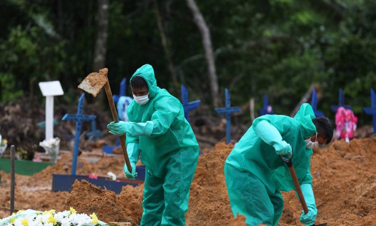 Cemitérios cavam túmulos para vítimas da pandemia de Covid-19 no cemitério de Nossa Senhora Foto: MICHAEL DANTAS / AFP