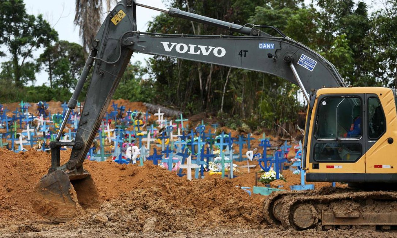 Escavadeira prepara novos túmulos para vítimas suspeitas e confirmadas da pandemia no cemitério de Nossa Senhora Foto: MICHAEL DANTAS / AFP