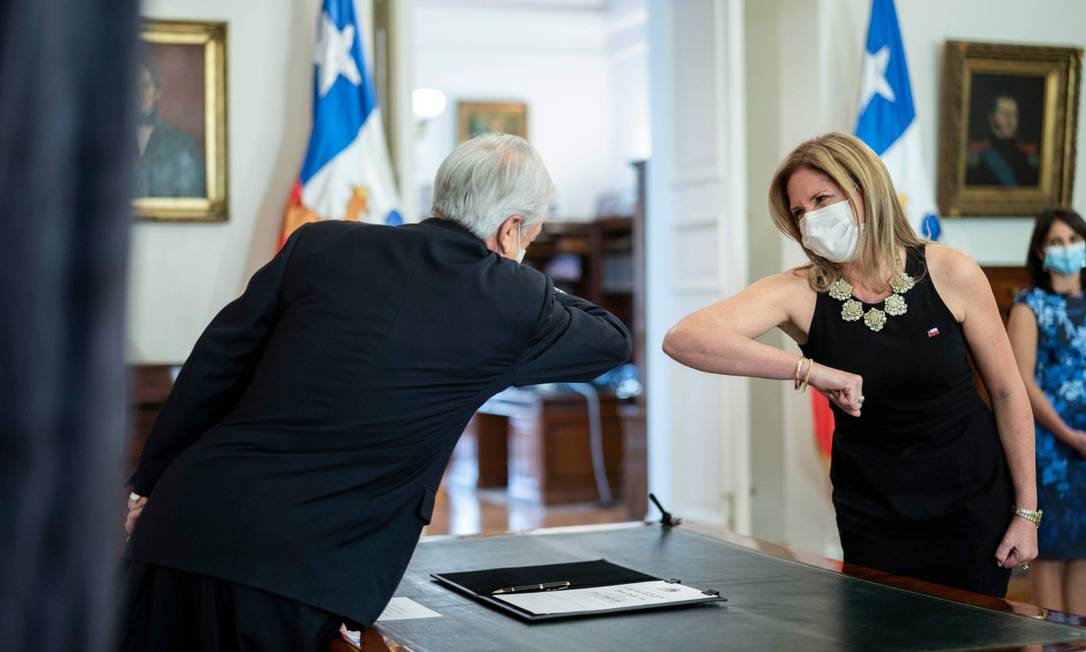 Piñera e Macarena Santelices, nova ministra da Mulher: controvérsia Foto: MARCELO SEGURA / AFP