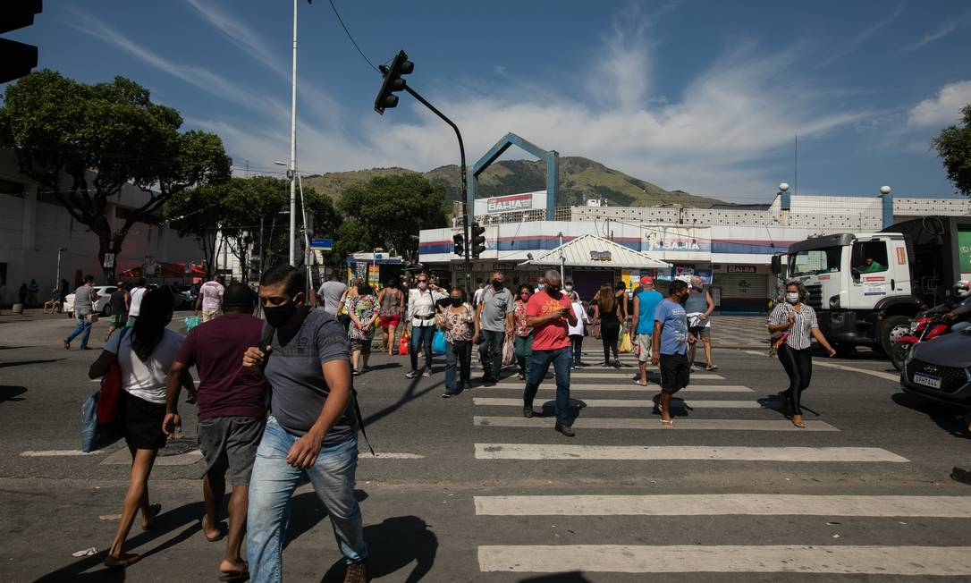 Movimentação intensa nas ruas da Zona Oeste Foto: BRENNO CARVALHO / Agência O Globo