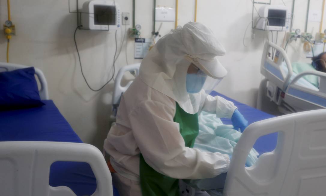 Enfermeira cuida de paciente com suspeita de coronavírus em hospital municipal de Miguel Pereira (RJ) Foto: Fabiano Rocha/20-3-2020