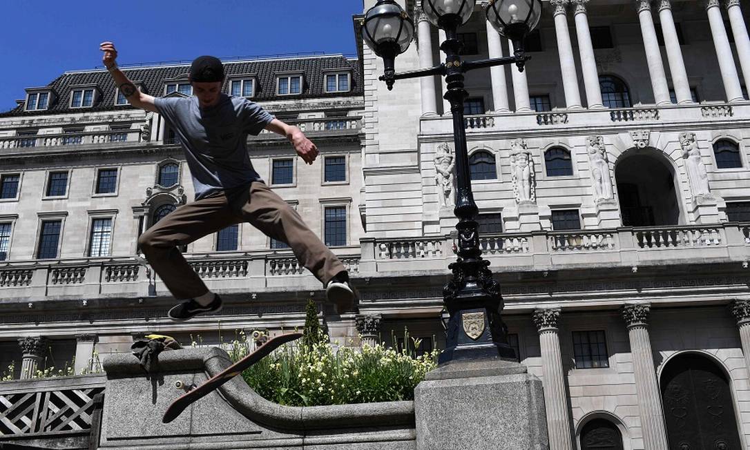 Skatista em frente ao Banco da Inglaterra: previsões pessimistas Foto: DANIEL LEAL-OLIVAS / AFP