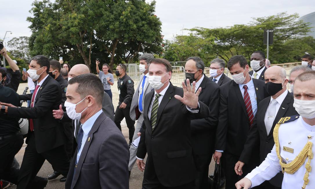 Fora da agenda oficial, o presidente Jair Bolsonaro vai à pé ao STF acompanhado de ministros e empresarios
Foto: Pablo Jacob / Agência O Globo