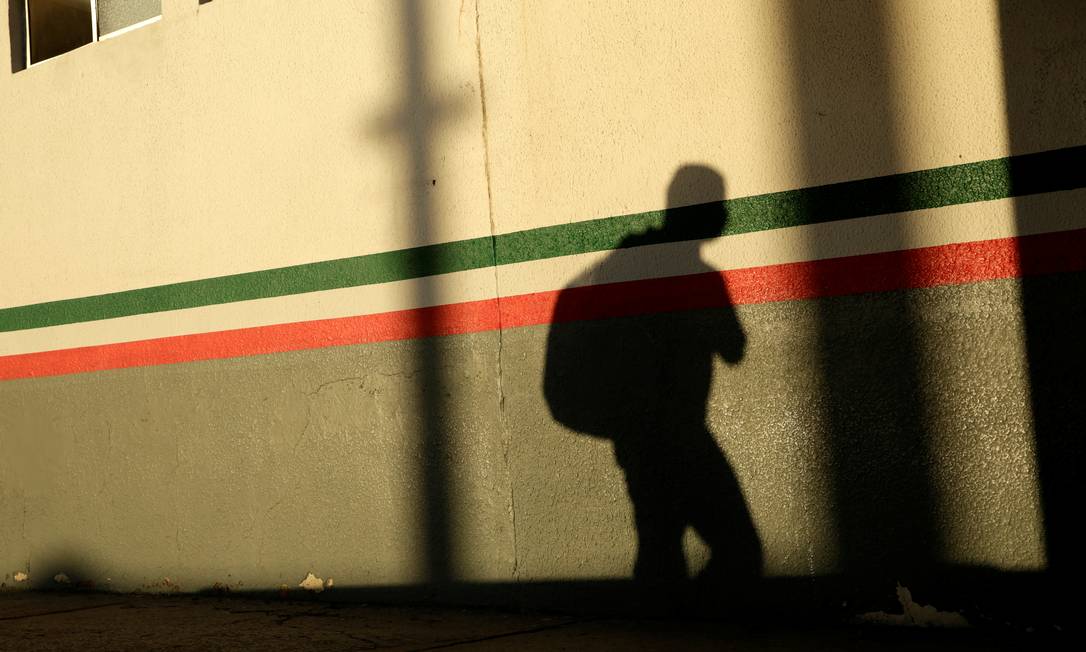 Imigrante mexicano projeta sua sombra em uma parede do prédio do Instituto Nacional de Migração após ser deportado dos EUA em meio à disseminação da doença por coronavírus Foto: JOSE LUIS GONZALEZ / REUTERS/29-04-2020