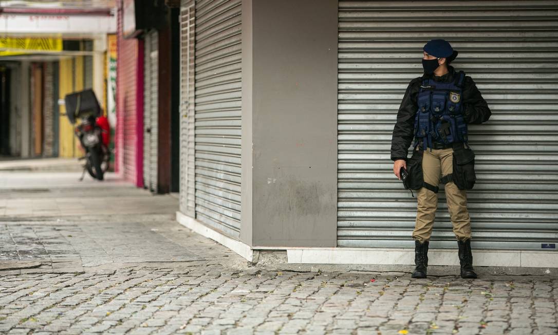 Agentes da guarda municipal monitoram os bloqueios, impedindo a passagem de pessoas no calçadão de Campo Grande Foto: Hermes de Paula / Agência O Globo
