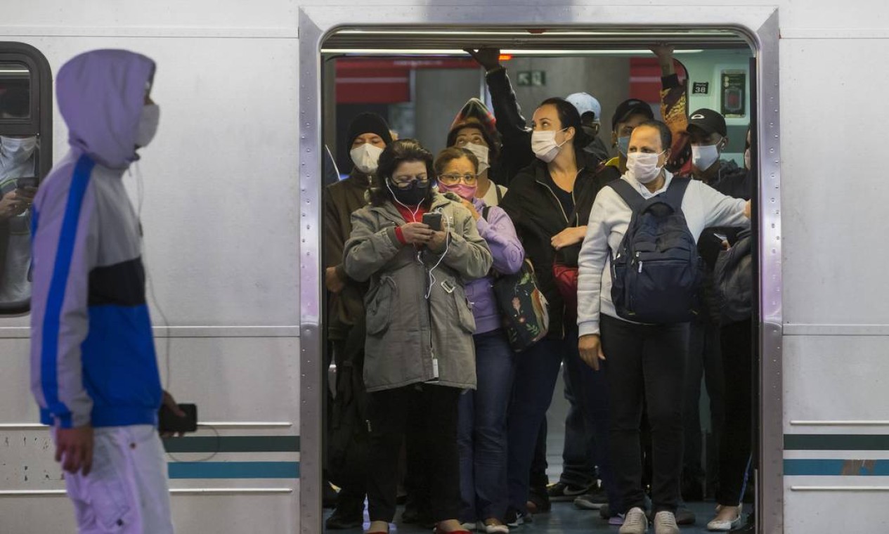 Passageiros usam máscara no metrô de São Paulo. Uso obrigatório do acessório de segurança em espaços públicos entrou em vigor nesta quinta-feira (07) Foto: Edilson Dantas / Agência O Globo