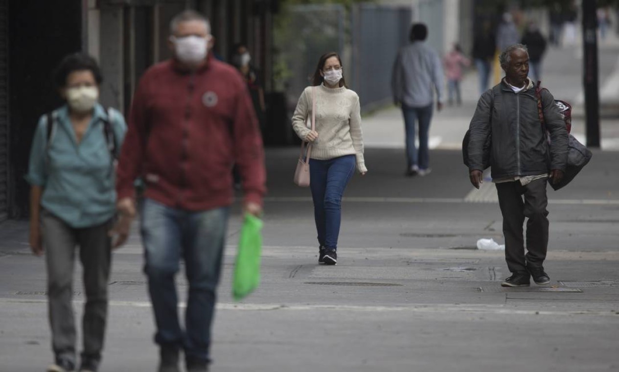 Nas ruas da capital, maioria da população demonstra ter aderido a medida, fazendo uso da máscara de proteção Foto: Edilson Dantas / Agência O Globo