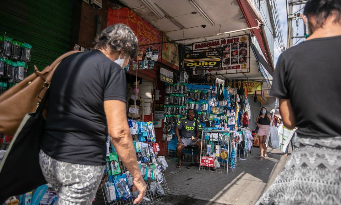 Movimentação intensa nos bairros da Zona Oeste Foto: Brenno Carvalho / Agência O Globo