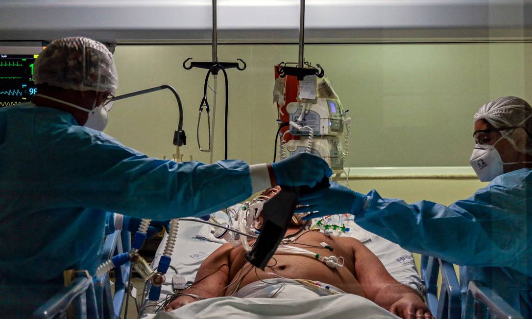 Paciente da Covid-19 internado no Hospital Emilio Ribas, em São Paulo (SP). Foto: MIGUEL SCHINCARIOL / AFP
