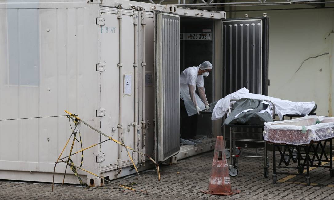 Carro de funerária retira corpo de contêiner frigorífico do de Hospital Lourenço Jorge Foto: Pedro Teixeira em 07/05/2020 / Agência O Globo