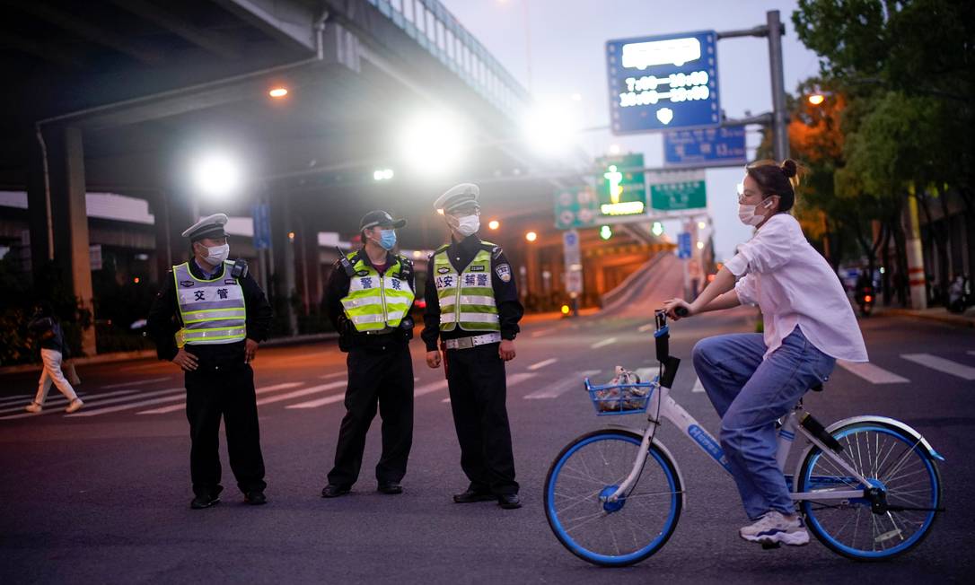 Policiais com máscara em Xangai: país reabriu cinemas e museus Foto: ALY SONG / REUTERS