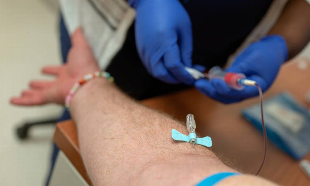 Voluntário doa sangue para o teste de anticorpos no Mount Sinai Hospital, em Manhattan Foto: Lucas Jackson/Reuters